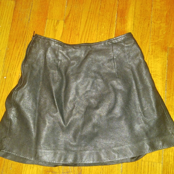 Mini cheerleader style leather skirt - Picture 3 of 3